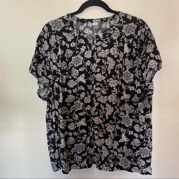 Old navy floral shirt sleeve t shirt - Picture 3 of 8